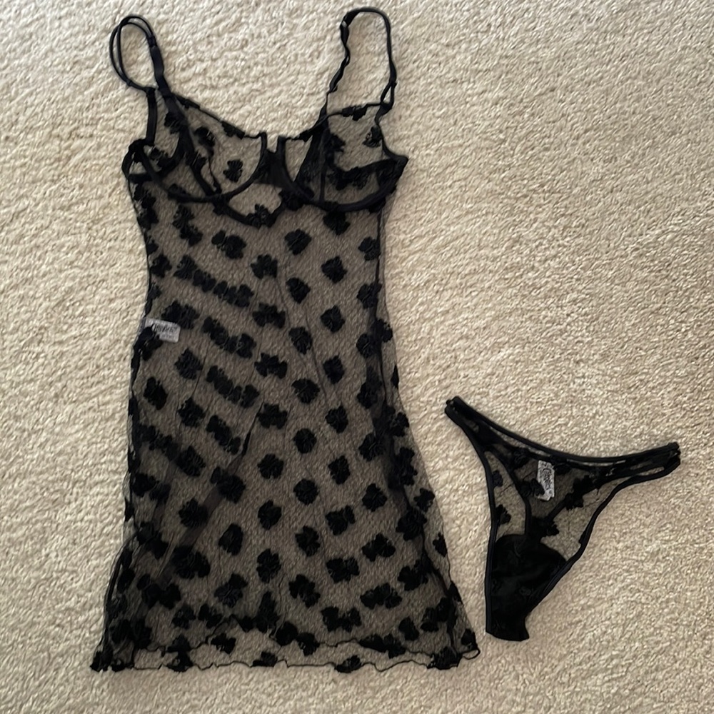Black Gorgeous Italian lingerie. Perfect for a romantic night. Never wore.